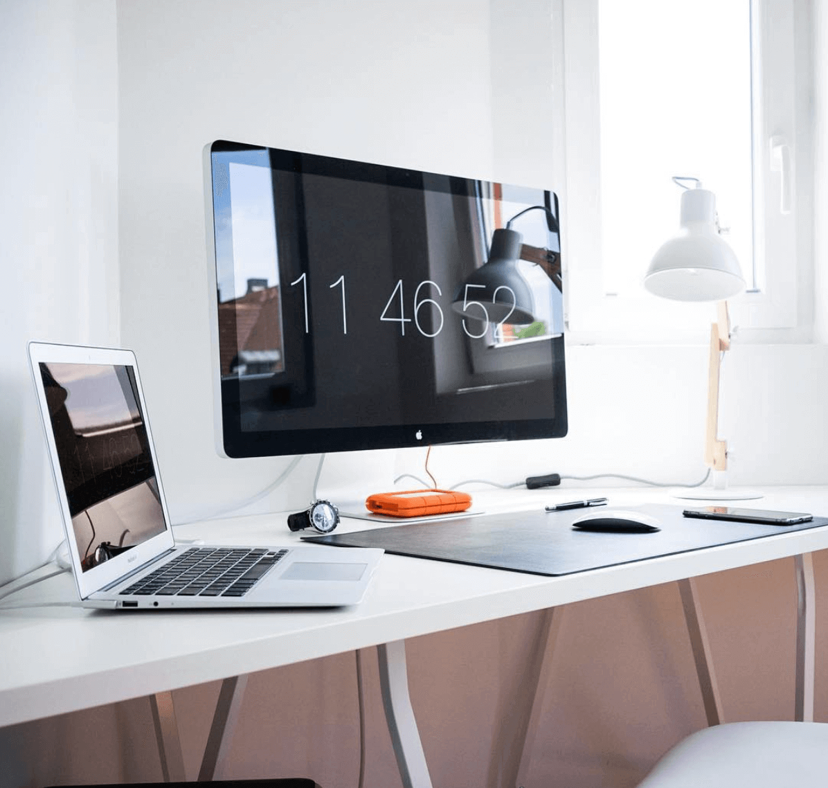 9 Best Minimalist Desk Setups For Your Workspace Gridfiti