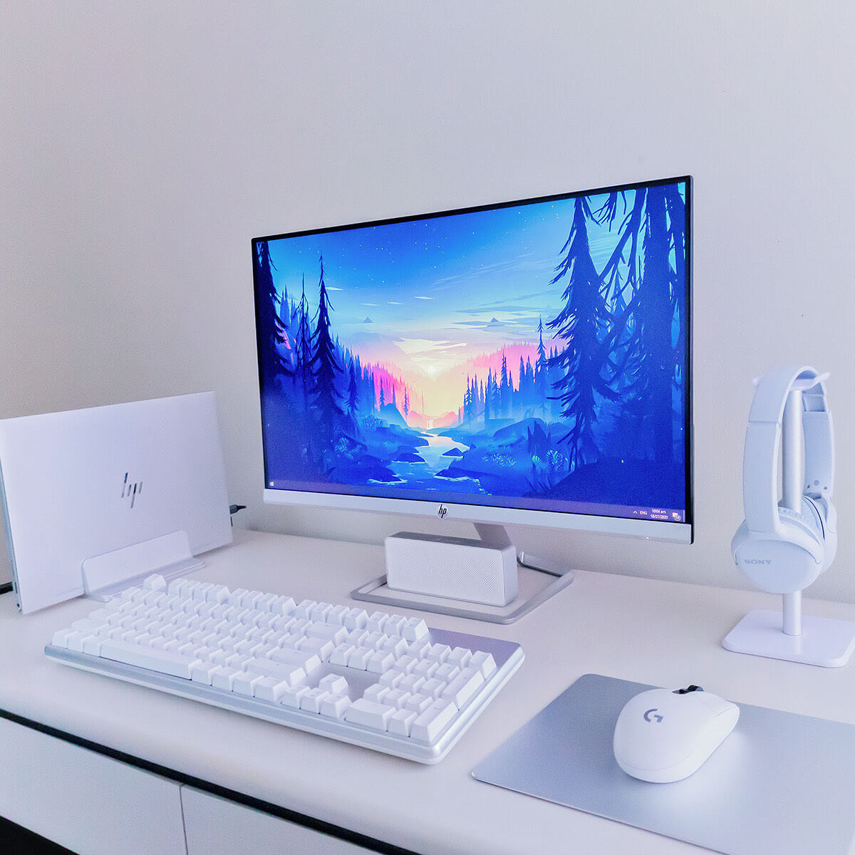 gaming minimalist desk setup