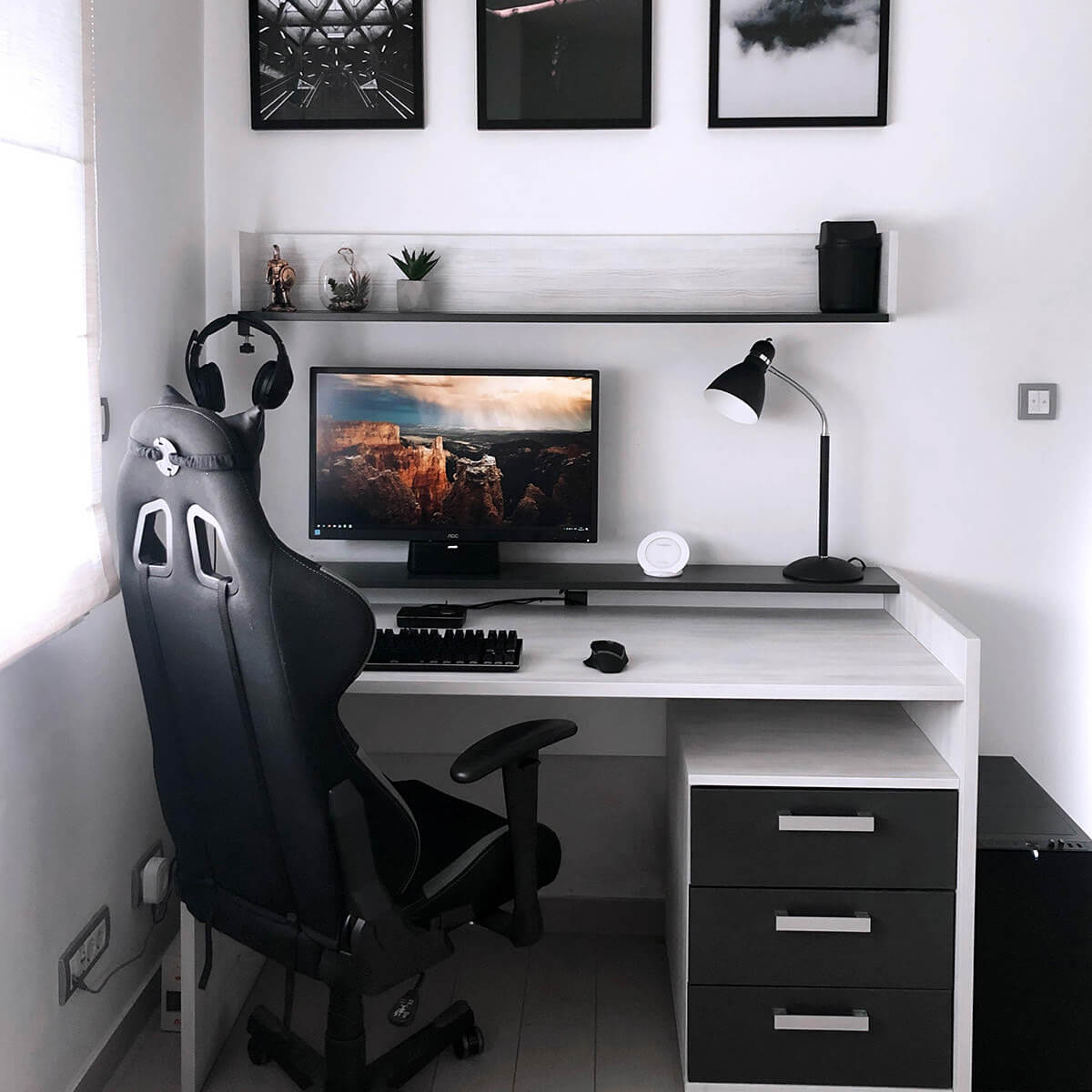 20+ Minimalist Gaming Setups & Battlestation Ideas, Gridfiti