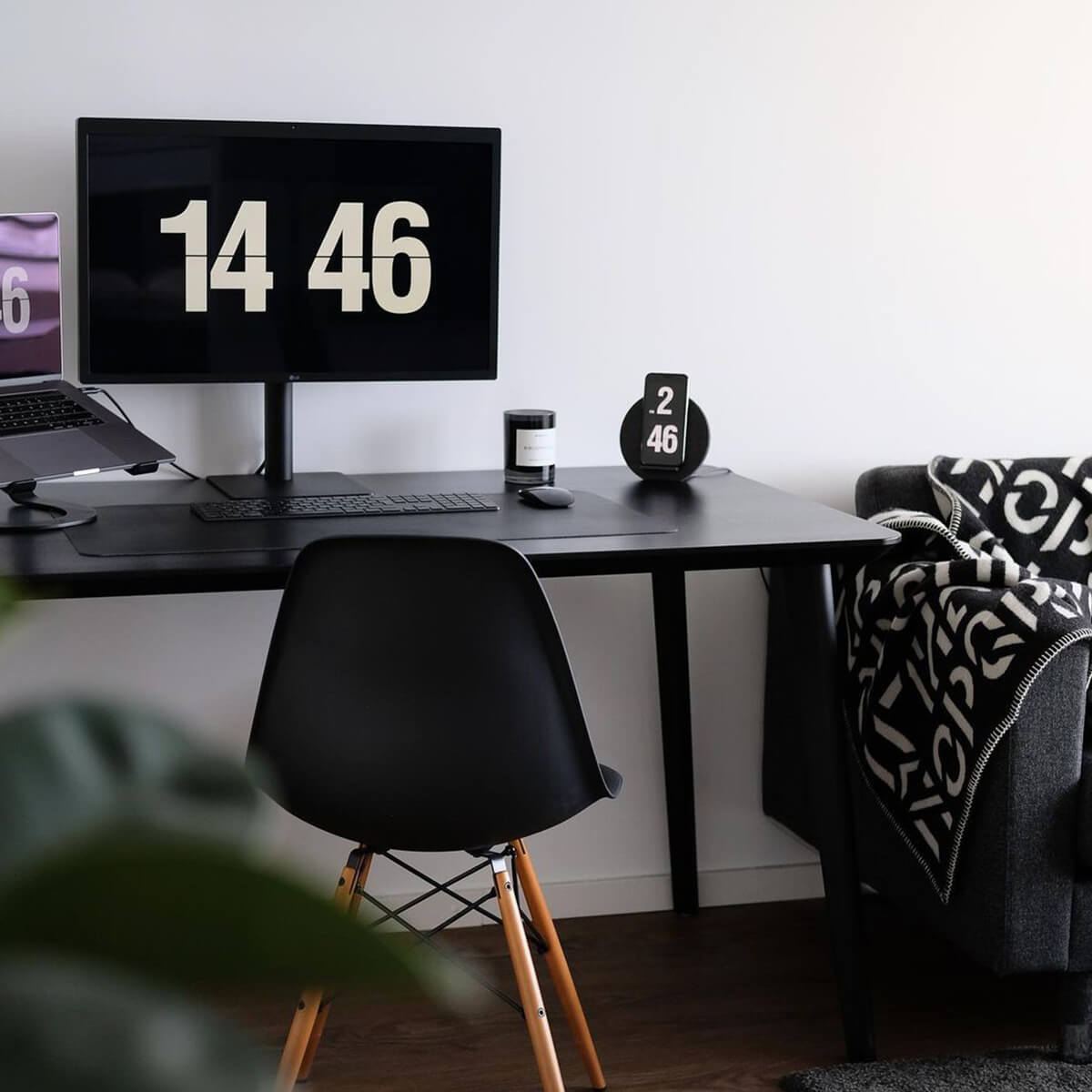 Clock Screensaver for Desk Setup